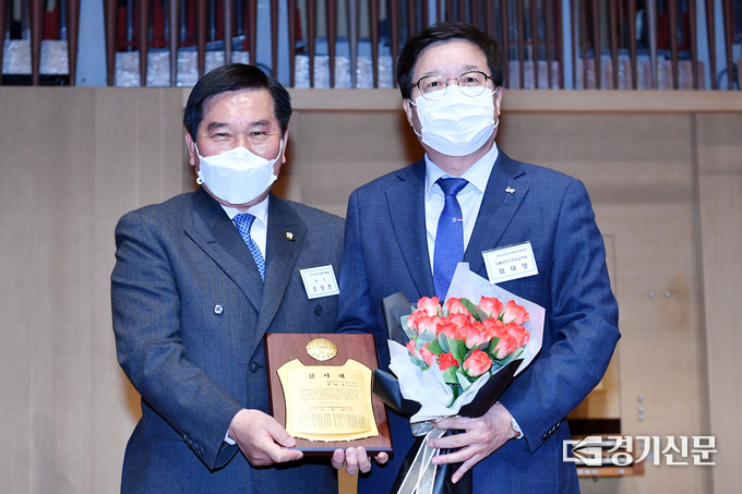 염태영 시장은 23일 인천 서구 엘림아트센터에서 열린 전국시군자치구의회의장협의회 제231차 시·도대표회의에서 조영훈 협의회장으로부터 감사패를 받았다. (사진=수원시 제공)