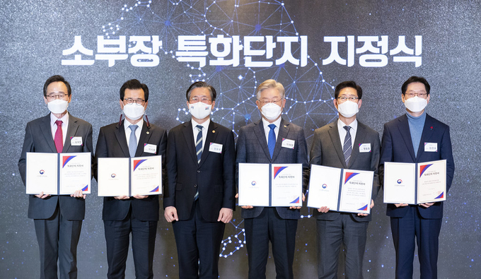 23일 오후 서울 포시즌스 호텔 6층 누리볼룸에서 성윤모 산업통사자원부장관, 이재명 경기도지사, 이시종 충청북도지사, 양승조 충청남도지사, 송하진 전라북도지사, 김경수 경상남도 도지사, 강경성 산업통상자원부 산업정책실장, 석영철 한국산업기술진흥원장, 앵커기업 및 협력업체 김동섭 sk 하이닉스 사장 외 9명이 참석한 가운데 소재․부품․장비 특화단지 지정식이 열리고 있다. (사진= 경기도 제공)