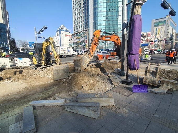 지난 17일 오후 10시 40분쯤 수인·분당선 수원시청역 사거리 인근 일부 도로 구간이 80㎝ 내려 앉아 18일 새벽부터 수원시가 긴급복구 작업을 하고 있다. (사진=박한솔 기자)