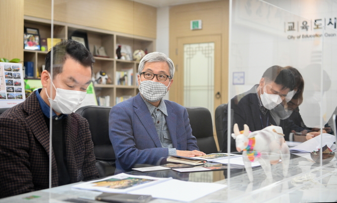 곽상욱 오산시장이 미니어처 빌리지 조성사업을 위한 추진상황 보고회를 주재하고 있다. (사진=오산시 제공)