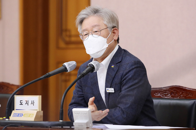 24일 오후 경기도청 신관 4층 제1회의실에서 이재명 경기도지사, 이용철 행정1부지사, 이재강 경기도 평화부지사, 경기도 실·국장, 경기도 공공기관장 및 사업소장 등이 참석한 가운데 2021년 2월 확대간부회의가 열리고 있다. (사진= 경기도 제공)