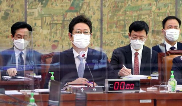 황희 문화체육관광부 장관이 24일 국회에서 열린 문화체육관광위원회 전체회의에서 답변하고 있다. (사진= 연합뉴스) 
