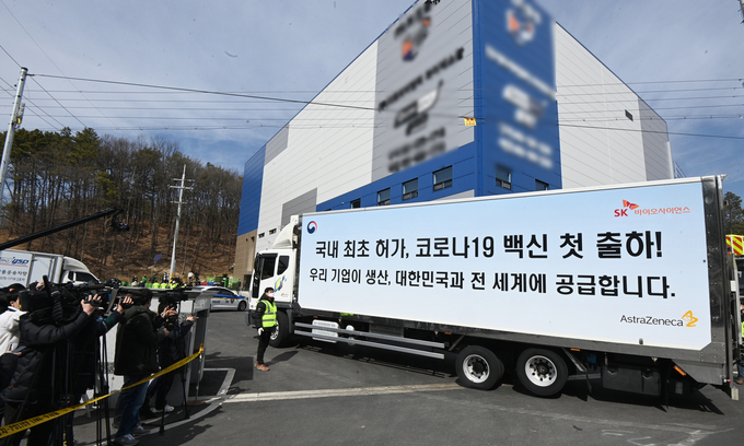 24일 낮 12시쯤 이천시 마장면 한 물류센터에 코로나19 백신인 아스트라제네카 백신이 입고되고 있다. (사진=조병석 기자)