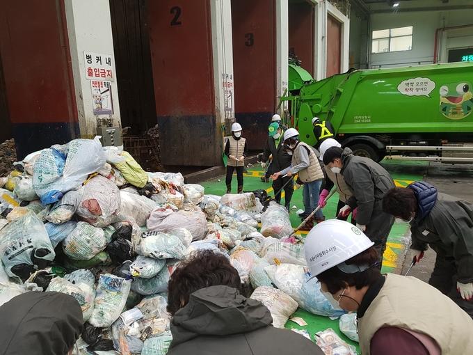 지난 22일 주민들이 자원회수시설로 반입된 생활폐기물을 점검하고 있다. (사진=수원시 제공)