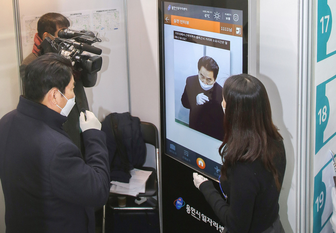 백군기 용인시장이 키오스크를 활용한 화상 면접 시스템을 체험하고 있다. (사진=용인시 제공)