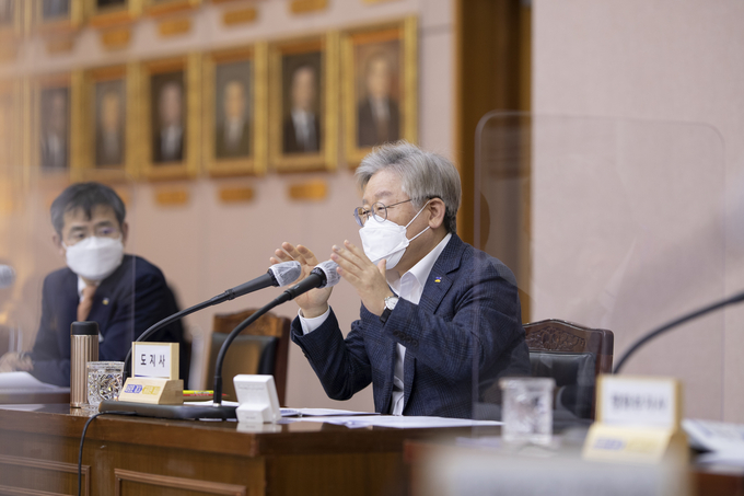 24일 오후 경기도청 신관 4층 제1회의실에서 이재명 경기도지사, 이용철 행정1부지사, 이재강 경기도 평화부지사, 경기도 실·국장, 경기도 공공기관장 및 사업소장 등이 참석한 가운데 2021년 2월 확대간부회의가 열리고 있다. (사진 = 경기도 제공)