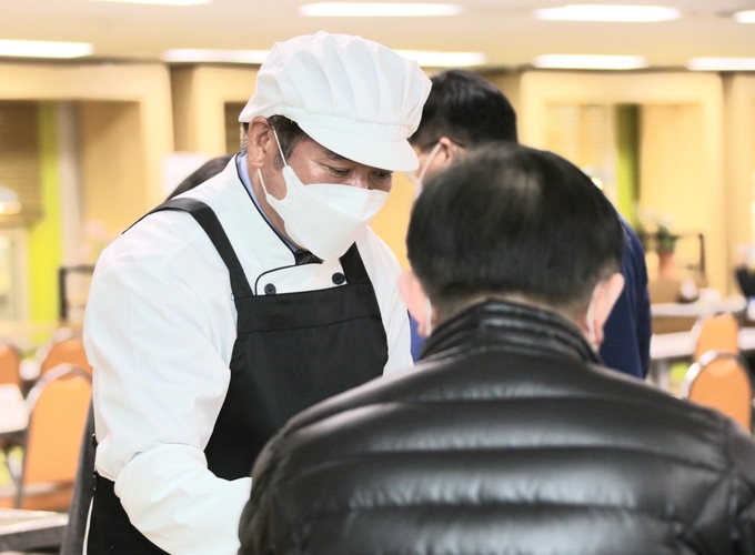 최대호 안양시장이 시청구내 식당에서 공직자 배식봉사를 하고 있다.