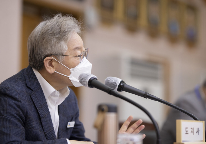 24일 오후 경기도청 신관 4층 제1회의실에서 이재명 경기도지사, 이용철 행정1부지사, 이재강 경기도 평화부지사, 경기도 실·국장, 경기도 공공기관장 및 사업소장 등이 참석한 가운데 2021년 2월 확대간부회의가 열리고 있다. (사진= 경기도 제공)