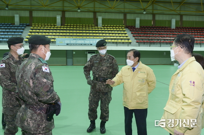 박윤국 포천시장이 백신 접종센터가 될 예정인 포천종합운동장 내 실내 체육관 시설을 둘러 보고 있다. (사진=포천시 제공)