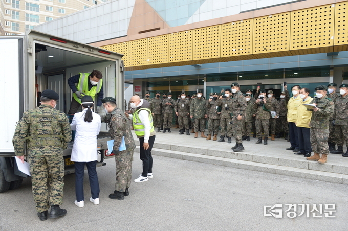 포천시와 군 의료요원들이 백신 운반에 관한 모의 훈련을 하고 있다. (사진=포천시 제공)