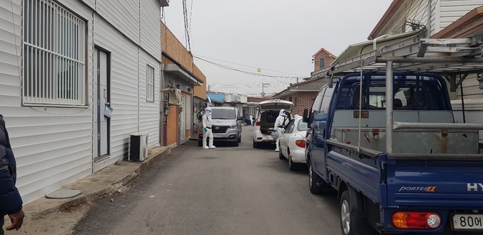코로나 사망환자가 발생한 신산리 숙소에서 보건소가 방역활동을 하고 있다. (사진=이호민 기자)