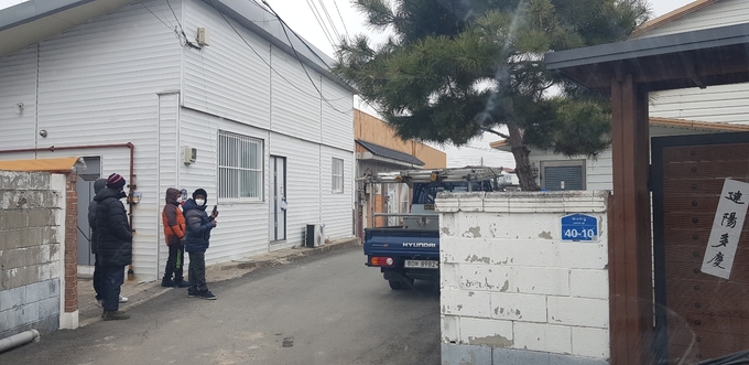 남면 신산리에서 숨진 A씨 숙소를 바라보는 동료들. (사진=이호민 기자)