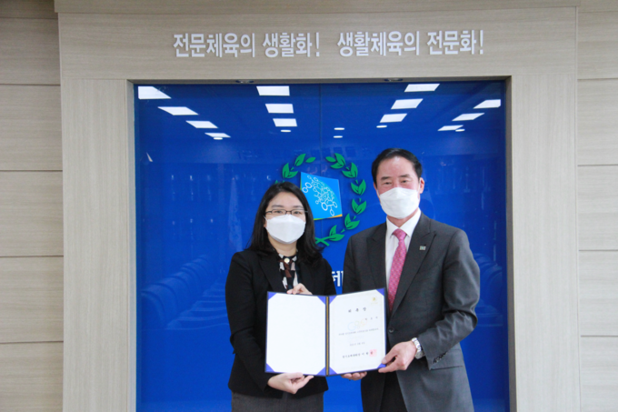 이원성(오른쪽) 경기도체육회장이 새롭게 고문변호사에 위촉된 최효재(왼쪽) 변호사에게 위촉장을 전달하고 있다. (사진=경기도체육회 제공)