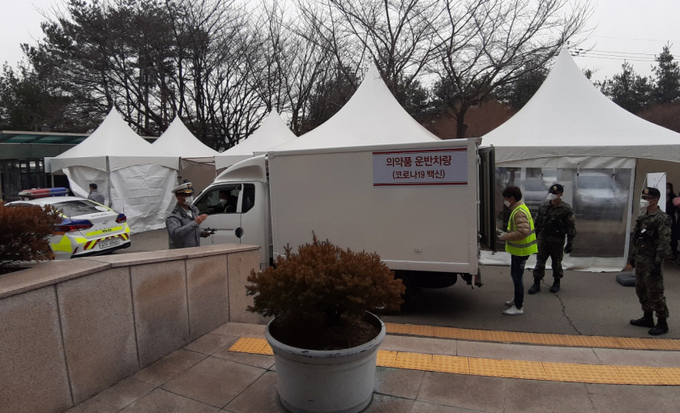 군포시민들이 접종받을 코로나19 백신이 경찰과 군병력의 호위를 받으며 군포시보건소로 이송되고 있다.