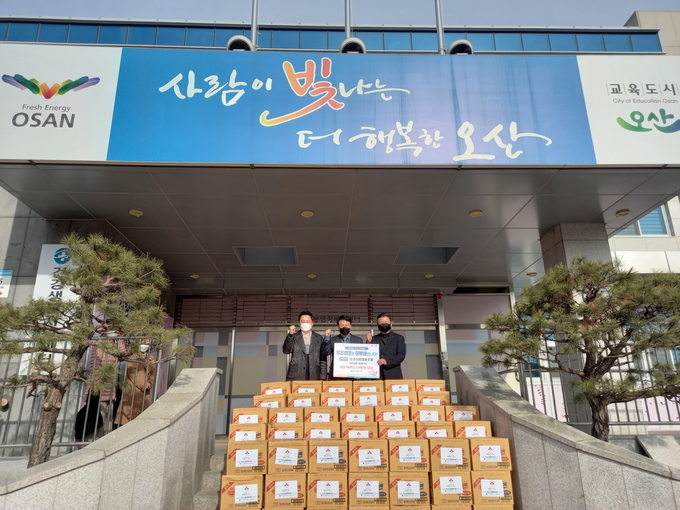 오산신용협동조합이 지난 24일 신장동행정복지센터에 이웃돕기 후원물품을 기탁했다(사진=오산시 제공)
