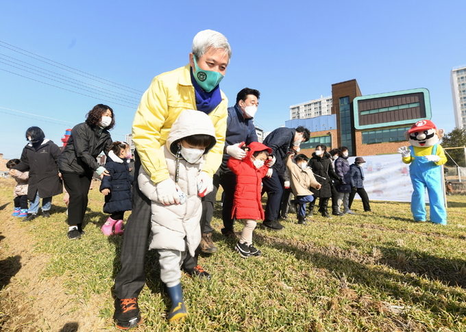 곽상욱 오산시장이 아이와 함께 즐거운 보리밟기 체험을 하고 있다. (사진=오산시 제공)