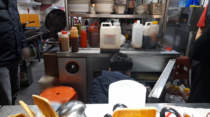 경기도특사경 현장 단속 모습 (사진 = 경기도 제공)