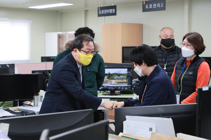 조광한 남양주시장이 지난 25일 다산동 소재 도시관리사업소를 방문, 직원들을 격려하고 있다. (사진=남양주시 제공)