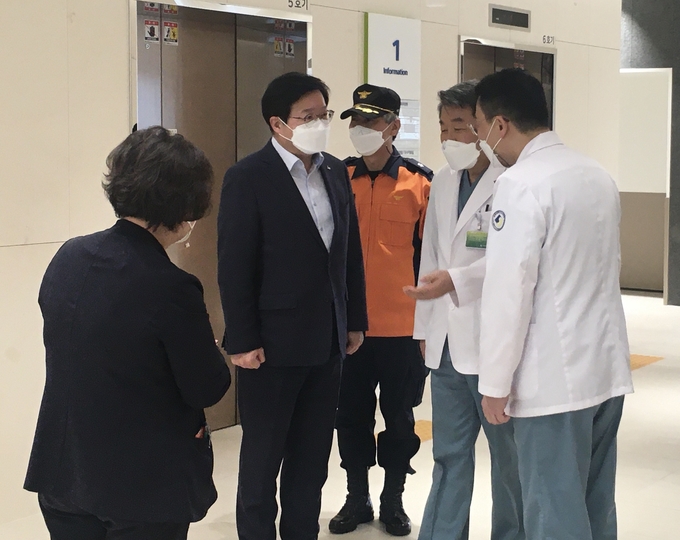 26일 염태영 시장이 아주대요양병원을 방문해 의료진을 격려하고 있다. (사진=김민기 기자)