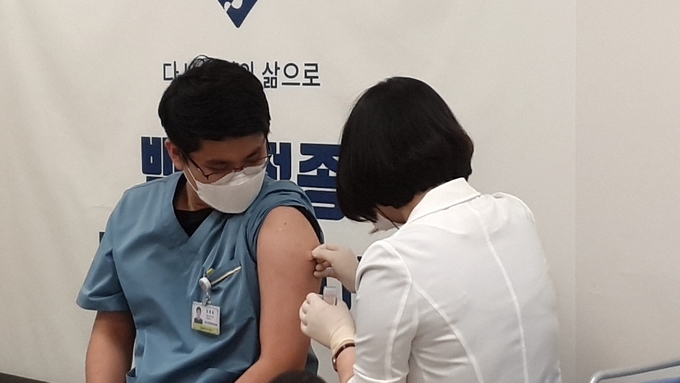 26일 수원 아주대요양병원에서 코로나19 백신 접종이 진행되고 있다. (사진=성종현 수습기자)