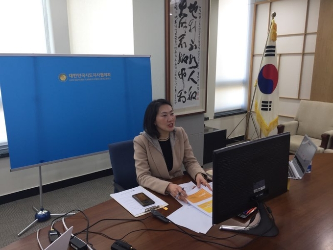 남양주시 교류협력과 국제교류팀 정진희 팀장이 26일 대한민국시도지사협의회에서 주관하는 ‘2021년 제1회 글로컬 에듀센터’ 강연에서 지자체 대표로 비대면 국제교류 사례를 발표했다. (사진=남양주시 제공)