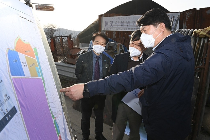 이한규 행정2부지사가 26일 오후 용인시 원삼면사무소에서 열린 용인 반도체 클러스터 현안점검을 위한 현장회의에 참석해 관계자들과 행정절차 추진 상황을 점검하고 주요 현안에 대해 논의했다. (사진= 경기도 제공)