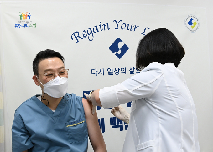  26일 오후 경기도 수원시 아주대학교 요양병원에서 김주형 진료부원장이 신종 코로나바이러스 감염증(코로나19) 아스트라제네카(AZ) 백신 접종을 받고 있다. 김 부원장은 수원시 제1호 접종자이다. (사진=수원시 제공)