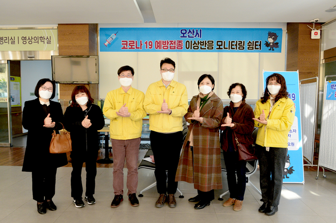 장인수 오산시의회 의장은 오산시보건소를 방문해 코로나19 백신 접종현황을 살피고 관계자들을 격려했다.(사진=오산시 의회 제공)