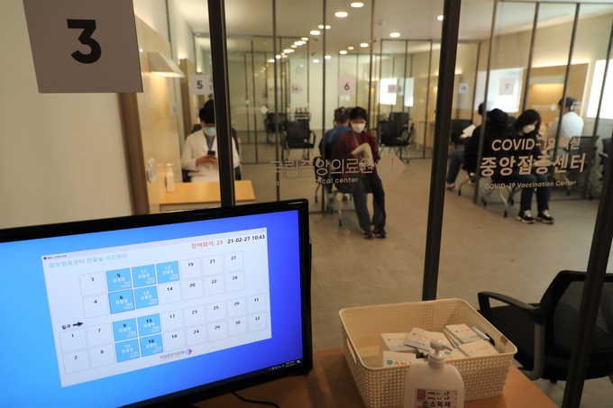  27일 오전 서울시 중구 을지로 국립중앙의료원 중앙예방접종센터에서 코로나19 화이자 백신을 맞은 코로나19 의료진이 관찰실에서 대기하고 있다. (사진=사진공동취재단)