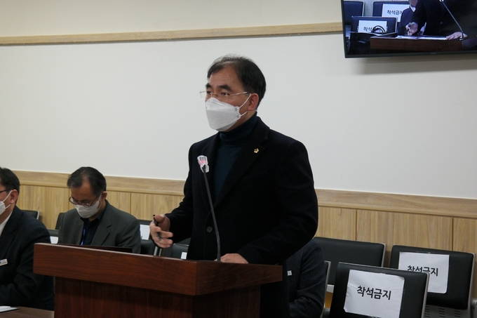 경기도의회 이원웅 의원이 '경기도 법위반기업에 대한 기업지원 제한 조례안'에 대해서 설명하고 있다(사진=경기도의회 제공)