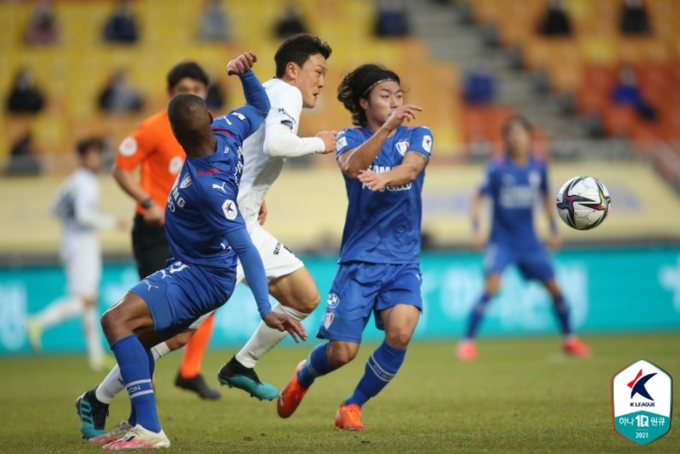 수원삼성블루윙즈와 광주FC 경기 모습 (사진=한국프로축구연맹 제공)