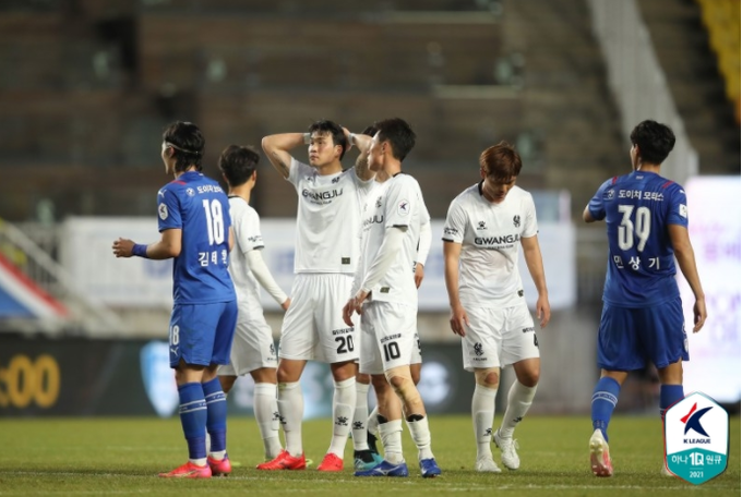 개막전 패배한 광주FC선수들이 아쉬워하고 있다. (사진=한국프로축구연맹 제공)