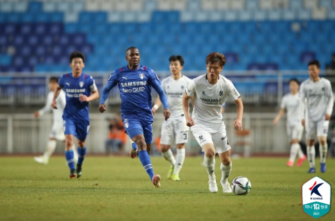 수원삼성블루윙즈와 광주FC의 경기 모습 (사진=한국프로축구연맹 제공)