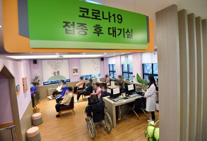 신종 코로나바이러스 감염증(코로나19) 백신 접종 첫날인 지난달 26일 오전 부산 해운대구 보건소에서 요양시설 종사자와 입소자 등이 접종 후 대기하며 부작용 여부 경과를 지켜보고 있다. (사진=사진공동취재단/자료사진)