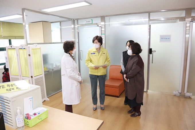 안양시의회 최병일 부의장이 만안보건소를 방문해 코로나 19예방접종을 참관하고 있다.(사진= 안양시 제공)