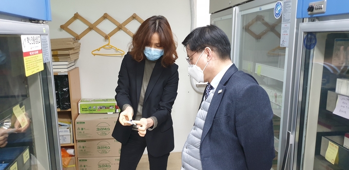 한대희 군포시장이 보건소를 방문해 코로나19 백신을 점검하고 있다.(사진= 군포시 제공)