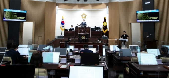 화성시의회가 제200회 임시회 제2치 본회를 열고 2021년도 첫 회기를 마무리했다. 이날 조례안 26건을 처리했다.(사진= 화성시의회 제공)