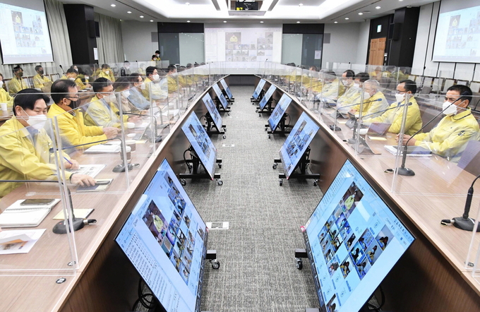 시흥시는 시정 현안을 공유하고 주요 사안에 대한 부서별 소통과 협력을 강화하고자 열린회의를 개최하고 있다.(사진=시흥시 제공)<br>