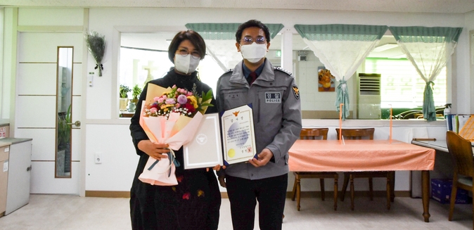 장영철 오산경찰서장이 요양병원센터에 감사장을 전달하고 있다.(사진=오산경찰서 제공)