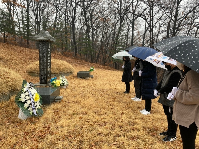시흥시 시민들은 3.1운동의 역사적 사실을 되새기며, 지역 내에 안장되신 윤동욱, 장수산, 권희 지사의 묘역을 참배했다.(사진=시흥시 제공)