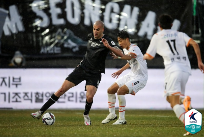 성남FC 장신 공격수 뮬리치가 공격을 시도하고 있다. (사진=한국프로축구연맹 제공)