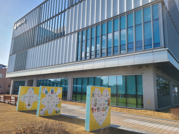 코로나19 아카이브 타일벽화아트 전경.