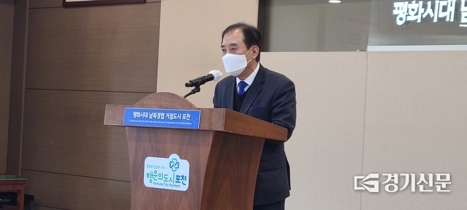 '포천시 모범 이통장 포상수여식'에서 박윤국 포천시장이 축하 인사를 하고 있다. (사진=문석완 기자)