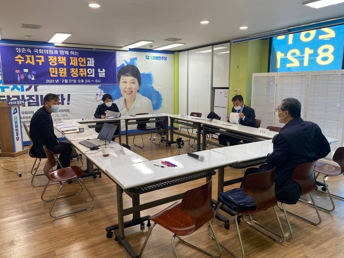 주민들의 민원을 청취하고 있는 정춘숙 국회의원 (사진=정춘숙 의원실 제공)