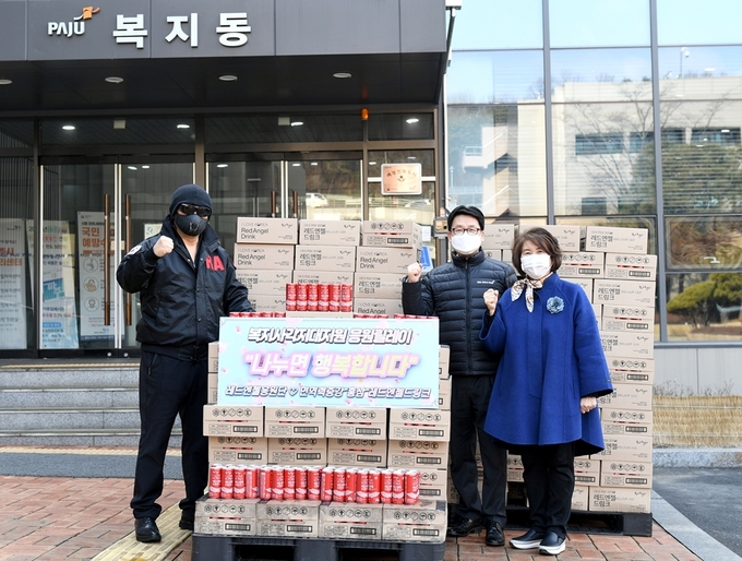 레드엔젤 응원단의 탈랜트 김보성씨(사진왼쪽)가 이웃돕기 물품을 파주시에 전달하고 있다. (사진=파주시 제공)