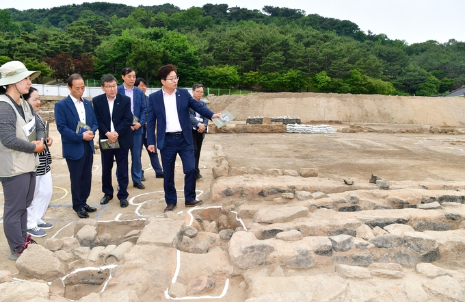 지난 2019년 5월 화성행궁 복원사업 발굴조사 현장을 점검하는 염태영 수원시장. (사진=수원시 제공)