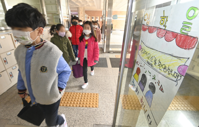 2021학년도 초・중・고교가 개학을 한 2일 수원시 팔달구 다솔초등학교에서 신입생들이 학교 건물로 들어서고 있다. (사진=황준선 기자)