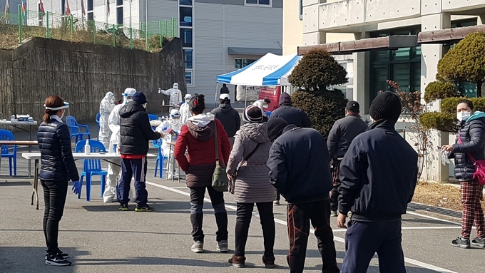 남양주시가 코로나19 확산 방지를 위해 지난달 17일부터 지역 내 3개 산업단지와 마석가구단지, 기업체의 기숙사 이용 근로자를 대상으로 코로나19 선제 검사를 실시했다. (사진=남양주시 제공)