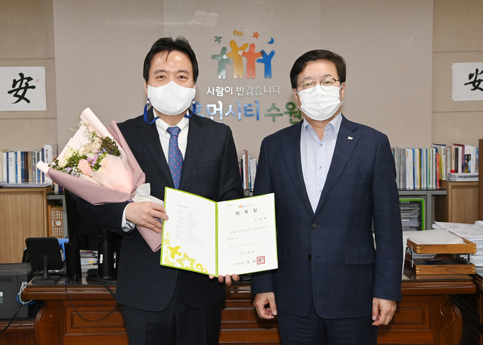 위촉 후 염태영 시장(오른쪽)과 구태환 예술감독이 함께 하고 있다. (사진=수원시 제공)