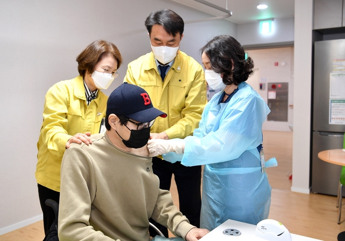 김상호 하남시장과 구성수 보건소장 입회 하에 요양병원 입원자, 의료인 및 종사자부터 접종을 시작했다. (사진=하남시 제공)